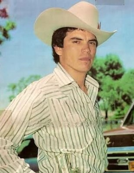 Watch: Chalino Sanchez Death Note Handed To Him By An Audience, Reading Video Revealed